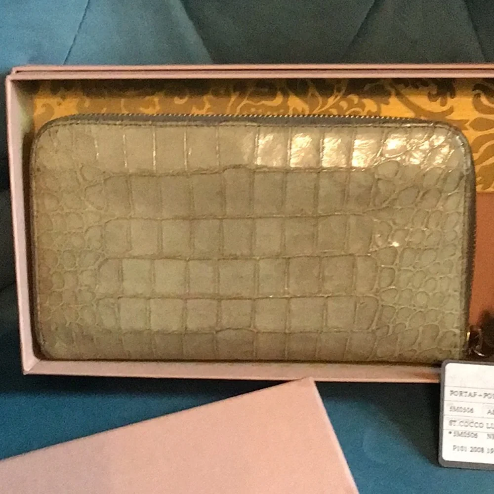 Miu Miu authentic zip around wallet - Picture 4 of 14